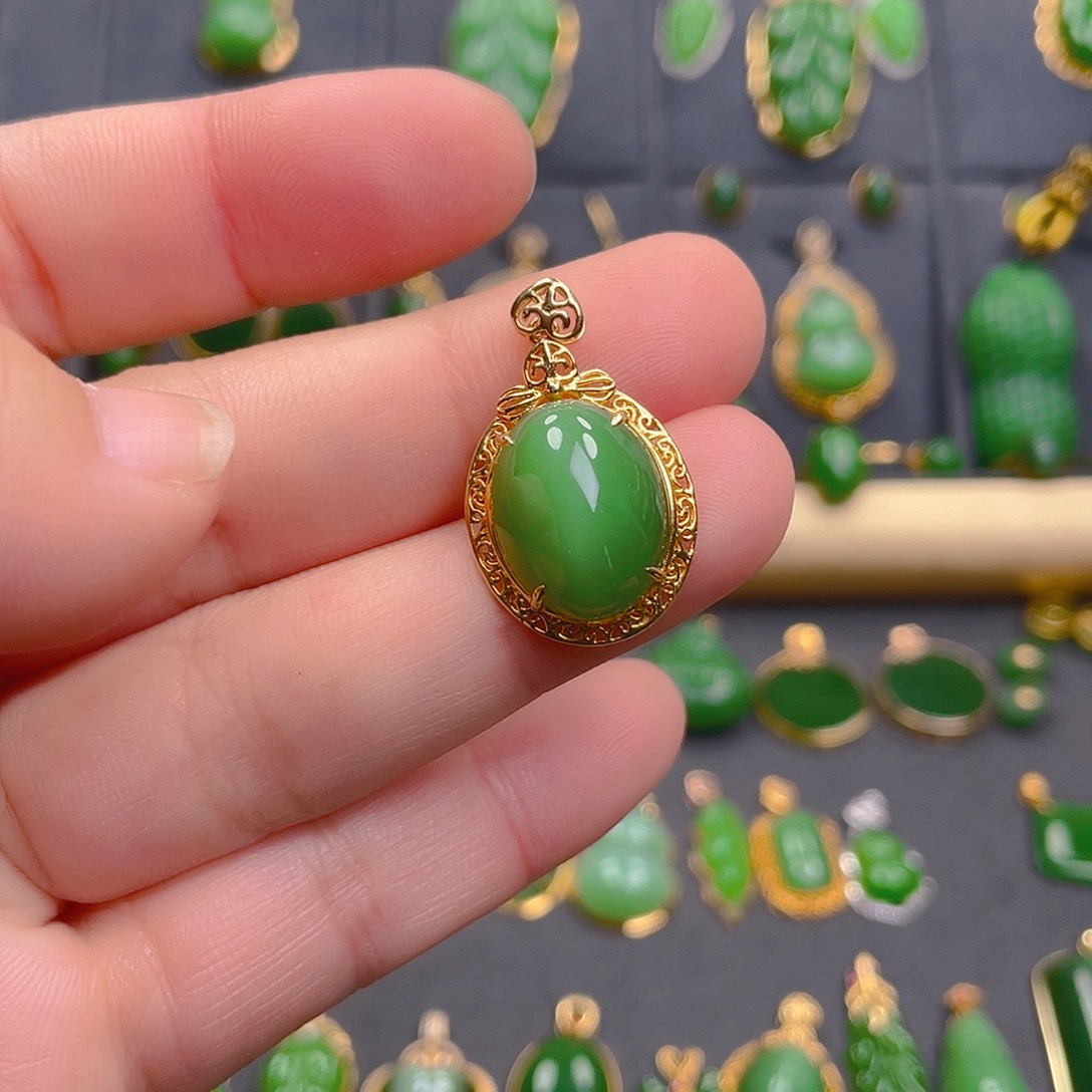 和田玉（碧玉）吊坠(不含链)18K金镶嵌1980