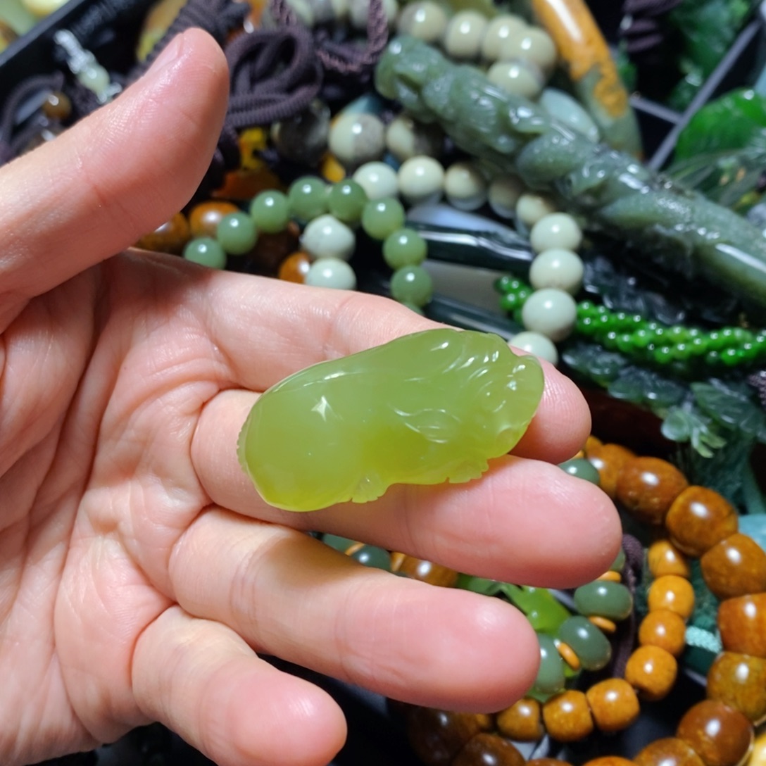 蛇纹石玉未镶嵌颈饰