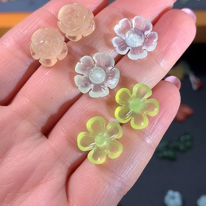 蛇纹石玉未镶嵌耳饰