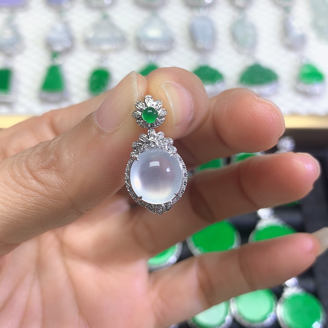 颈饰18K金镶嵌翡翠吊坠