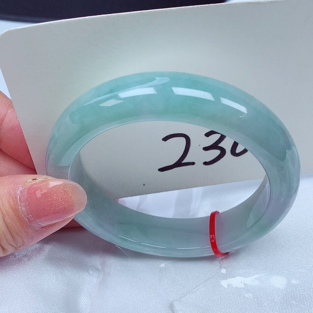 翡翠手镯未镶嵌翡翠