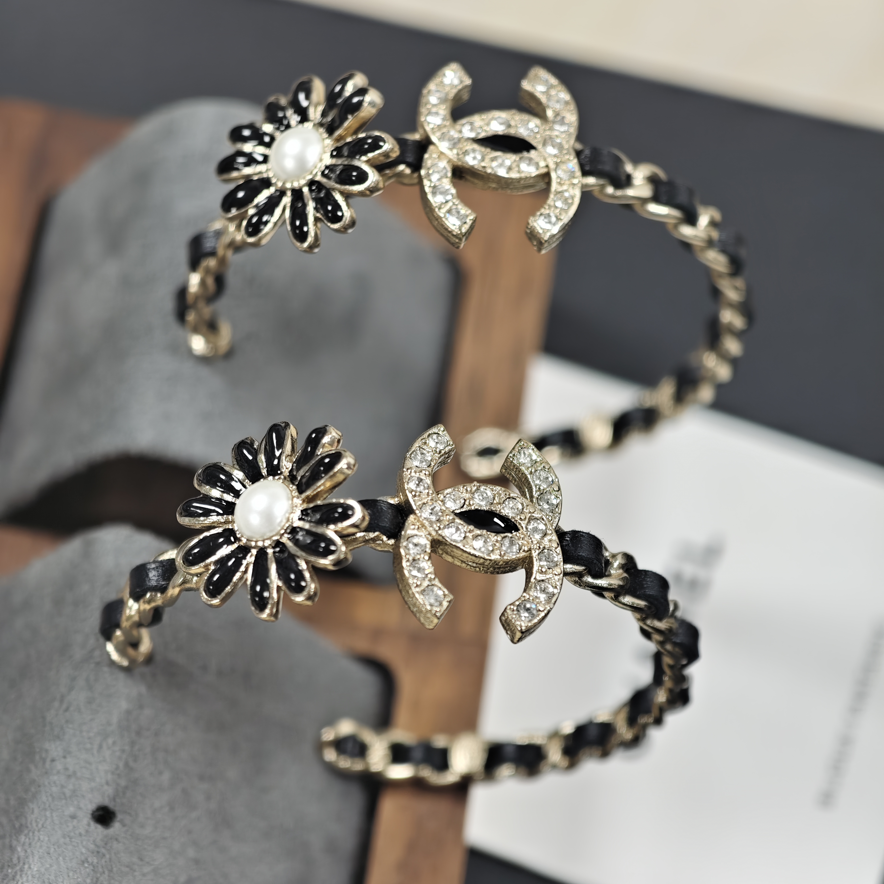 未使用 Chanel/香奈儿 耳圈精致小雏菊皮穿重工款