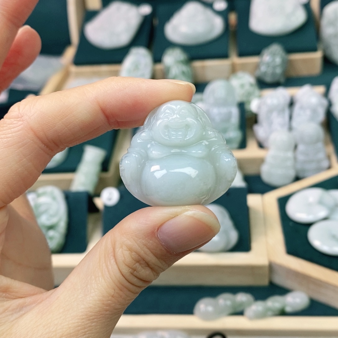 翡翠颈饰未镶嵌清**音佛公