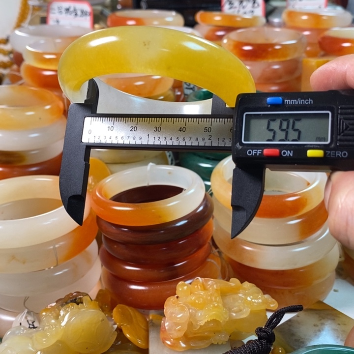 石英质玉（黄龙玉）颈饰合金