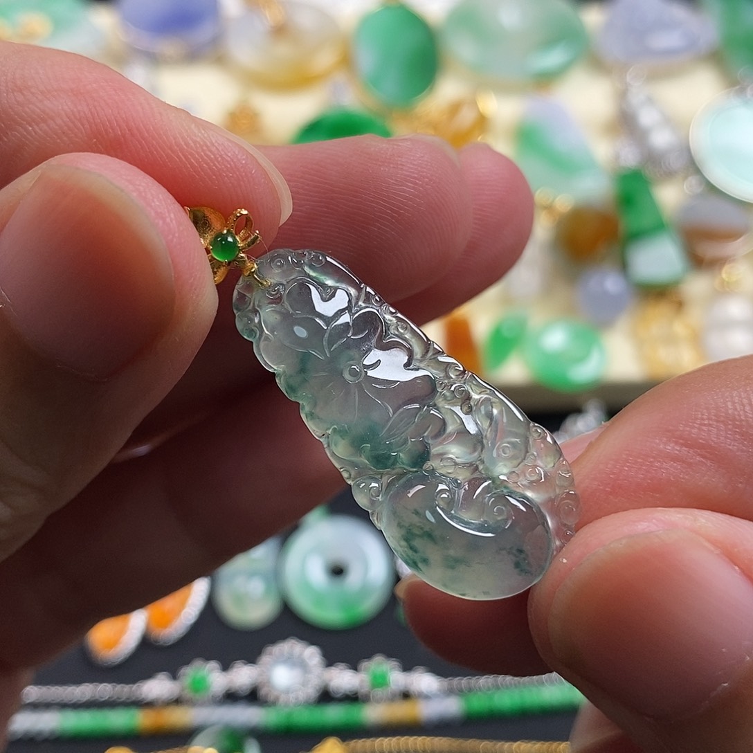 翡翠18K金镶嵌颈饰翡翠