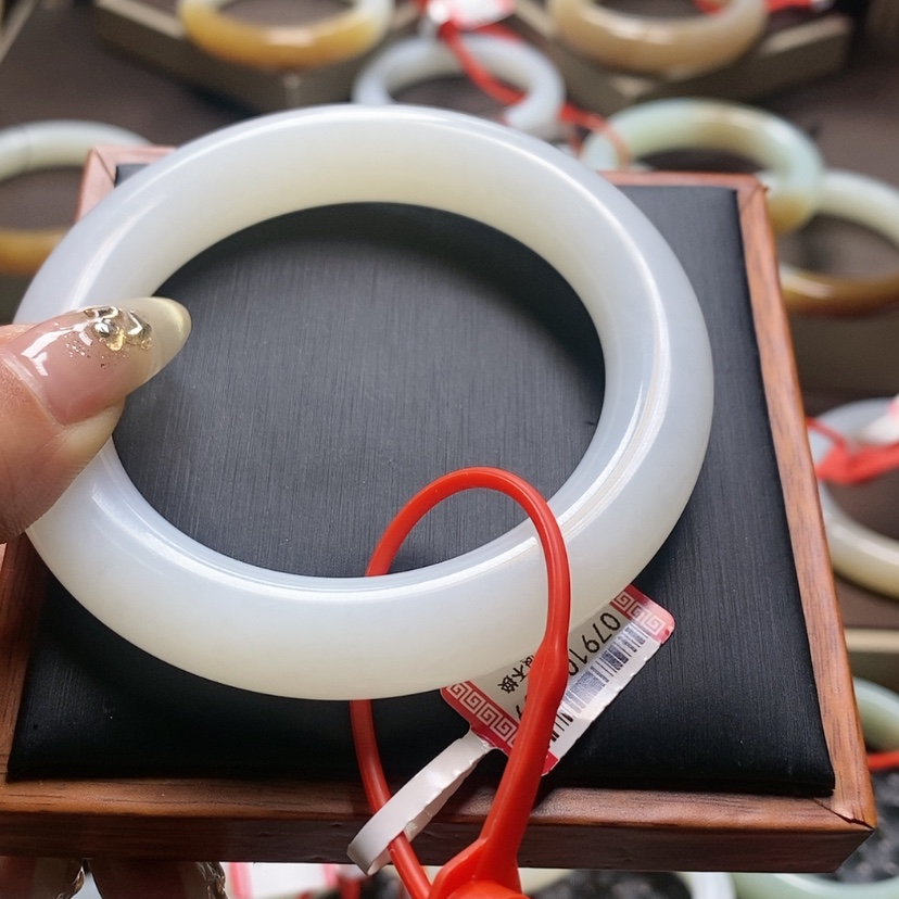 【闪购商品】和田玉手镯未镶嵌三**咪