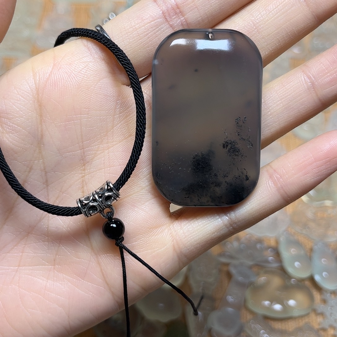 梨***.蛇纹石玉未镶嵌颈饰