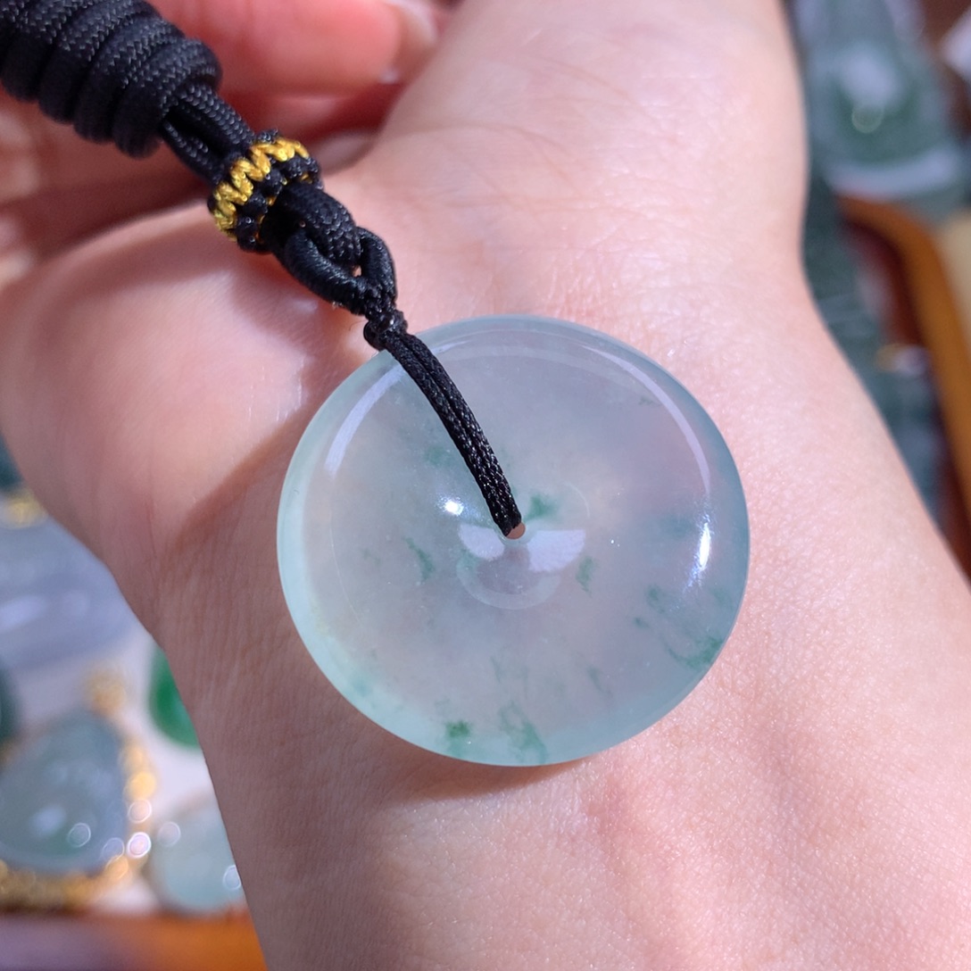 翡翠颈饰未镶嵌平安扣