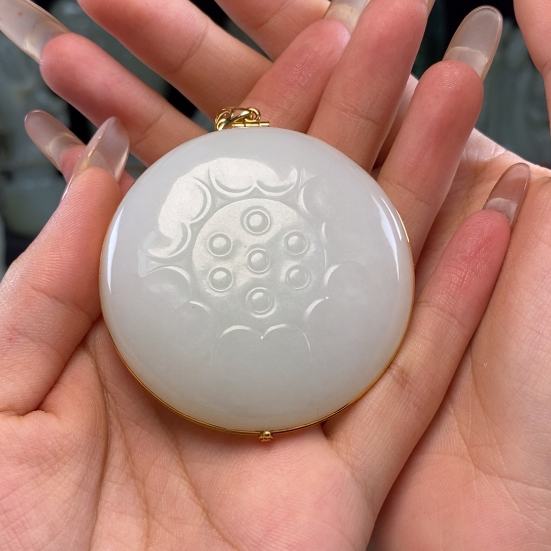 叶***和田玉18K金镶嵌挂件