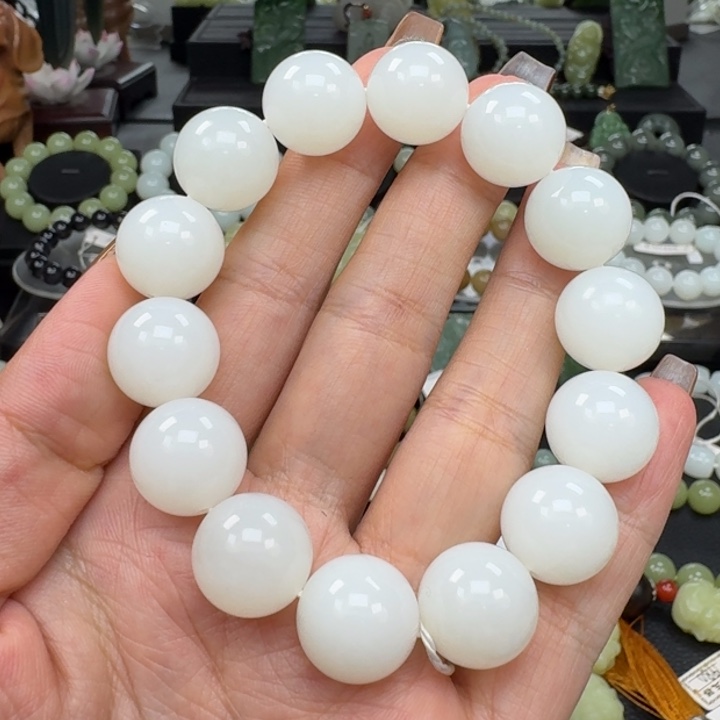 闲***逛和田玉未镶嵌手链