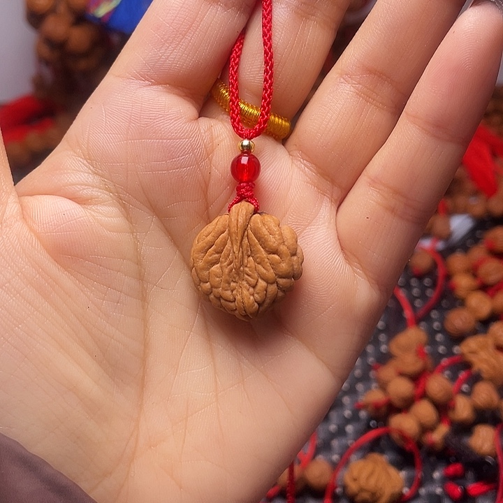 木质类龙纹桃枭挂件