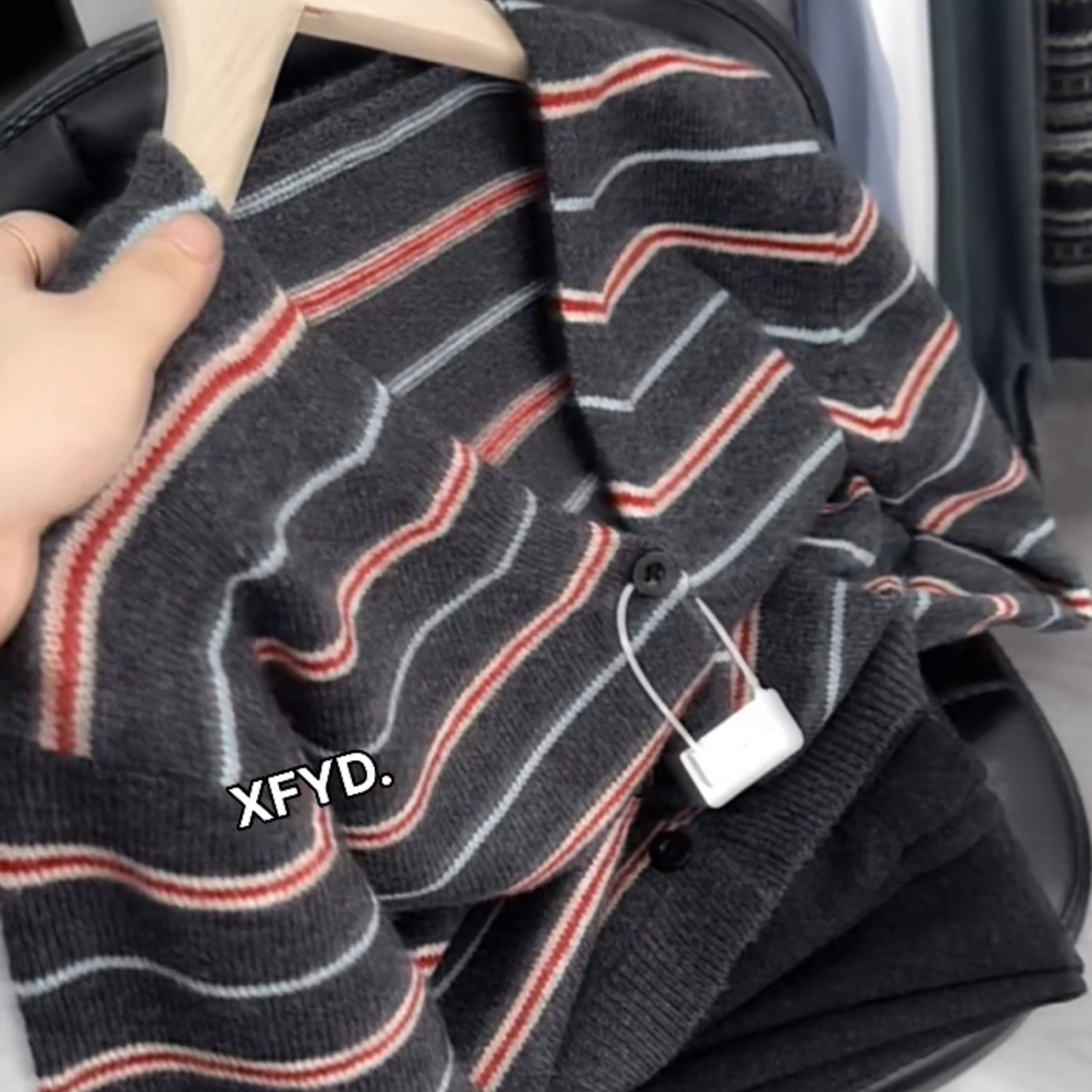 小朵家   ins穿搭#种草啦～慵懒休闲百搭秋冬季深灰条纹开衫329