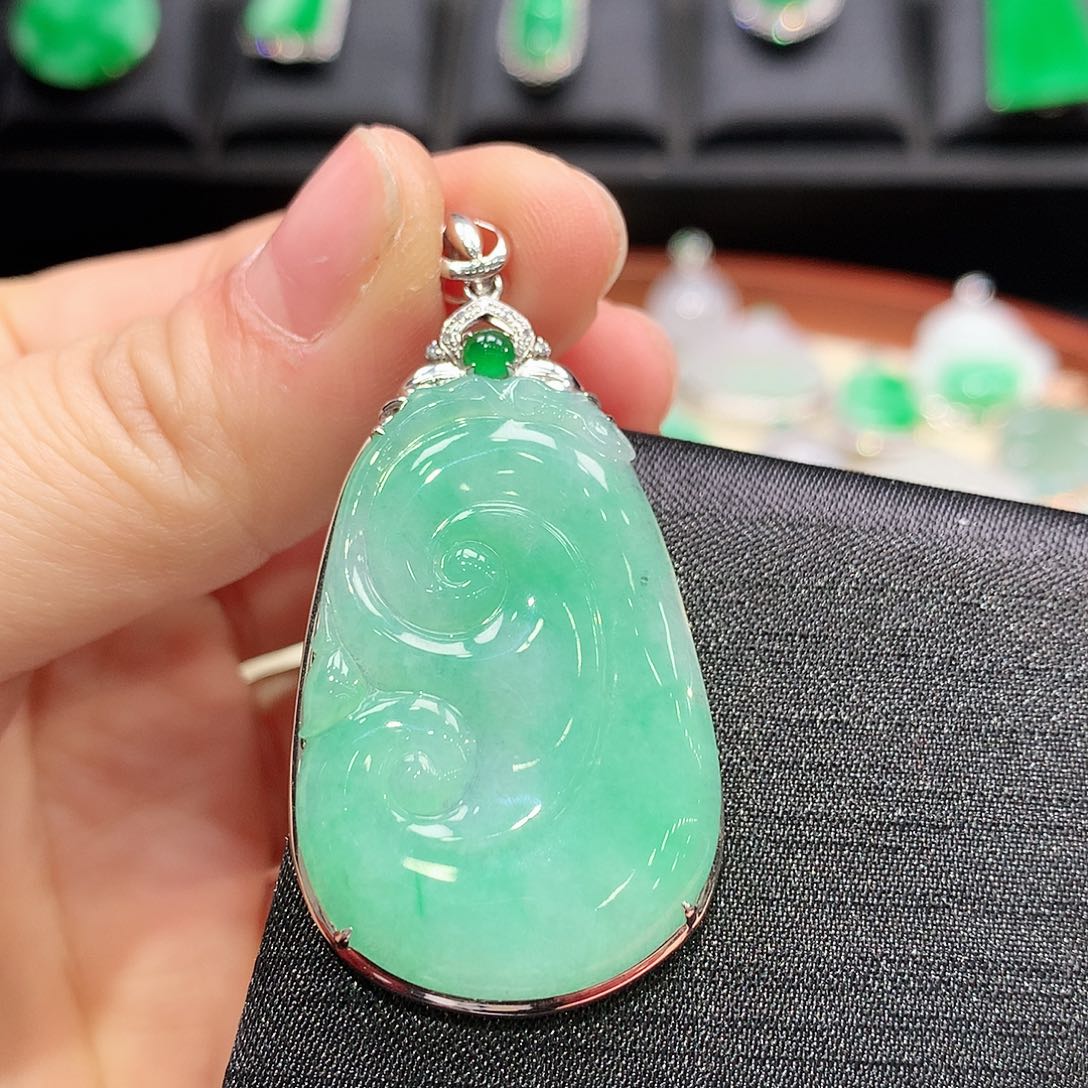 翡翠颈饰18K金镶嵌如意