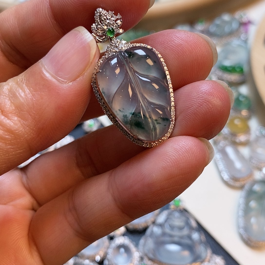 翡翠18K金镶嵌颈饰叶子