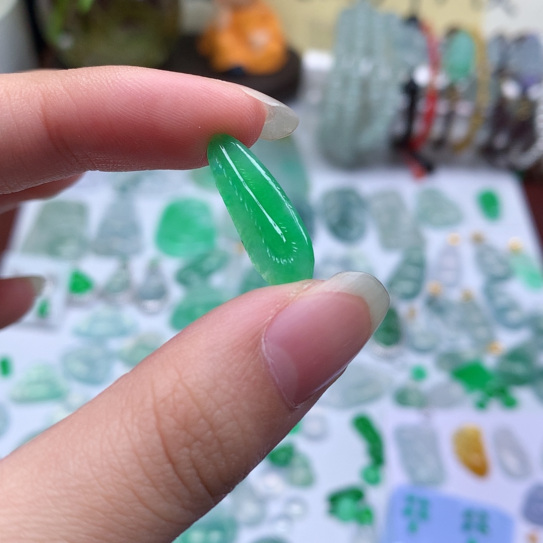 翡翠裸石缅甸天然A货翡翠阳绿羽毛