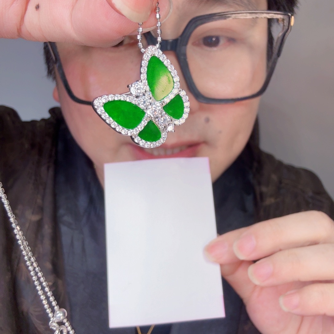 翡翠未镶嵌颈饰一件