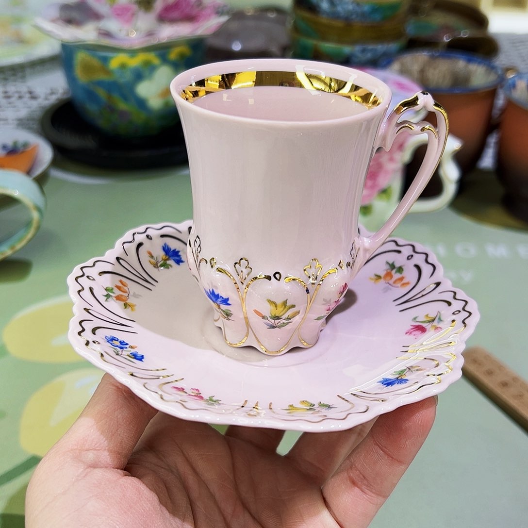 咖啡杯和茶杯两块大面积放置