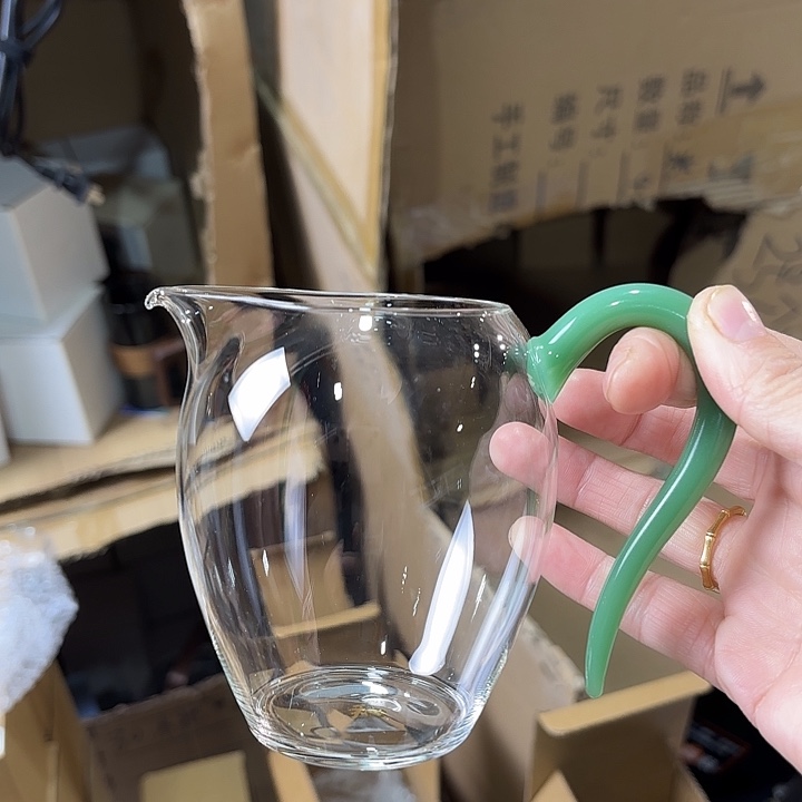 忆然深绿玉把。         