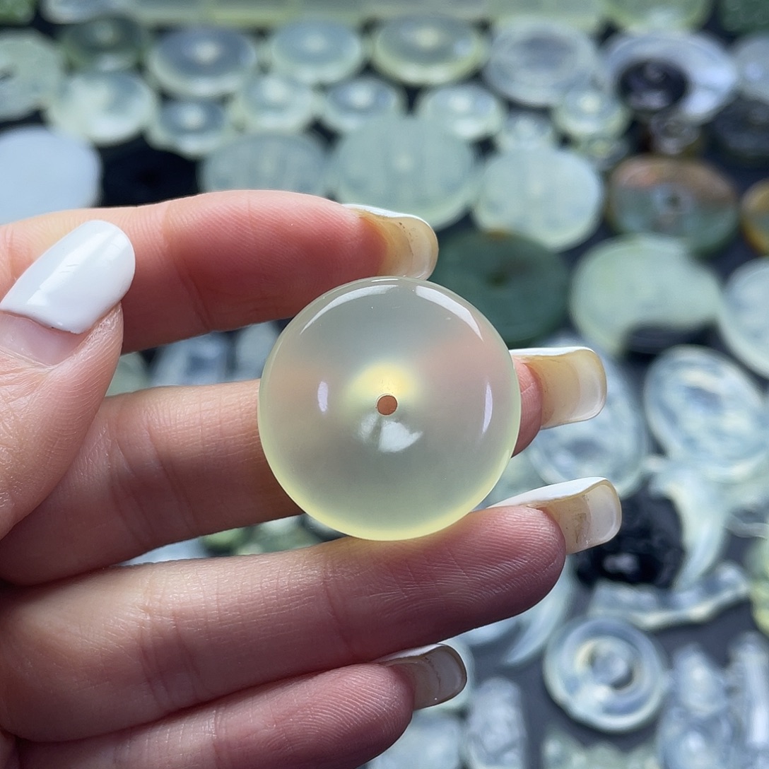 岫玉未镶嵌颈饰平安扣