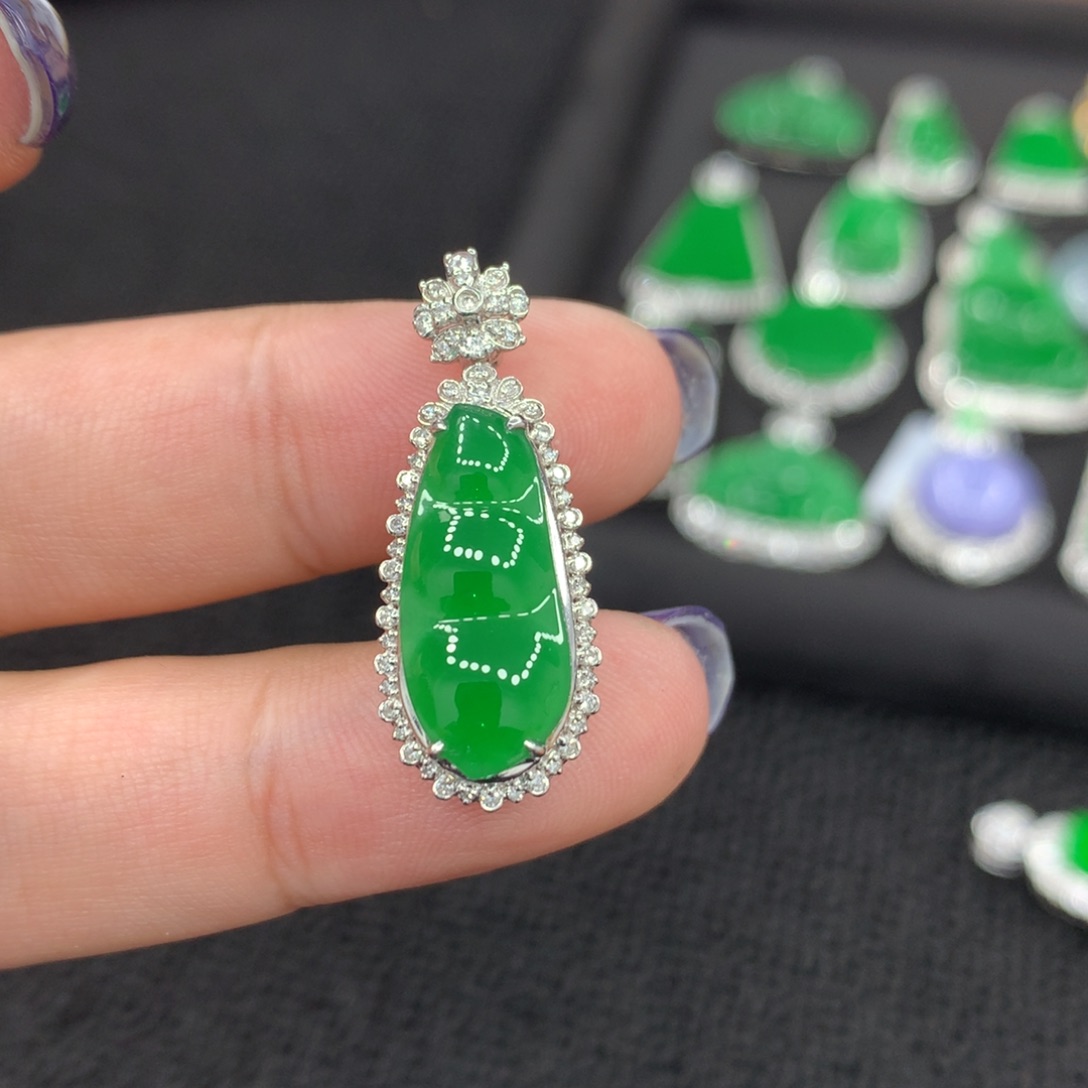 颈饰18K金镶嵌翡翠豆子