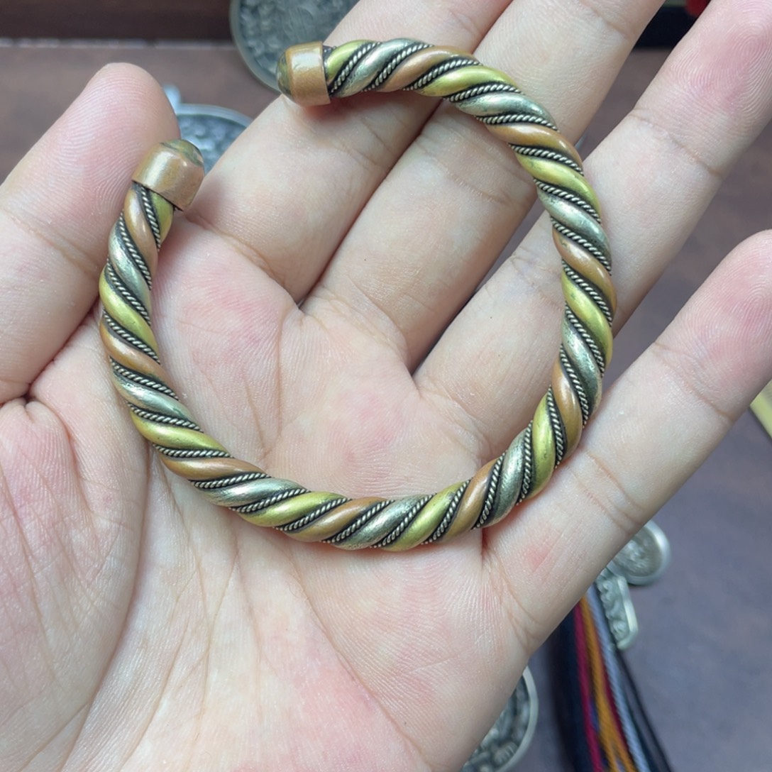 三色手工麻花手镯一个