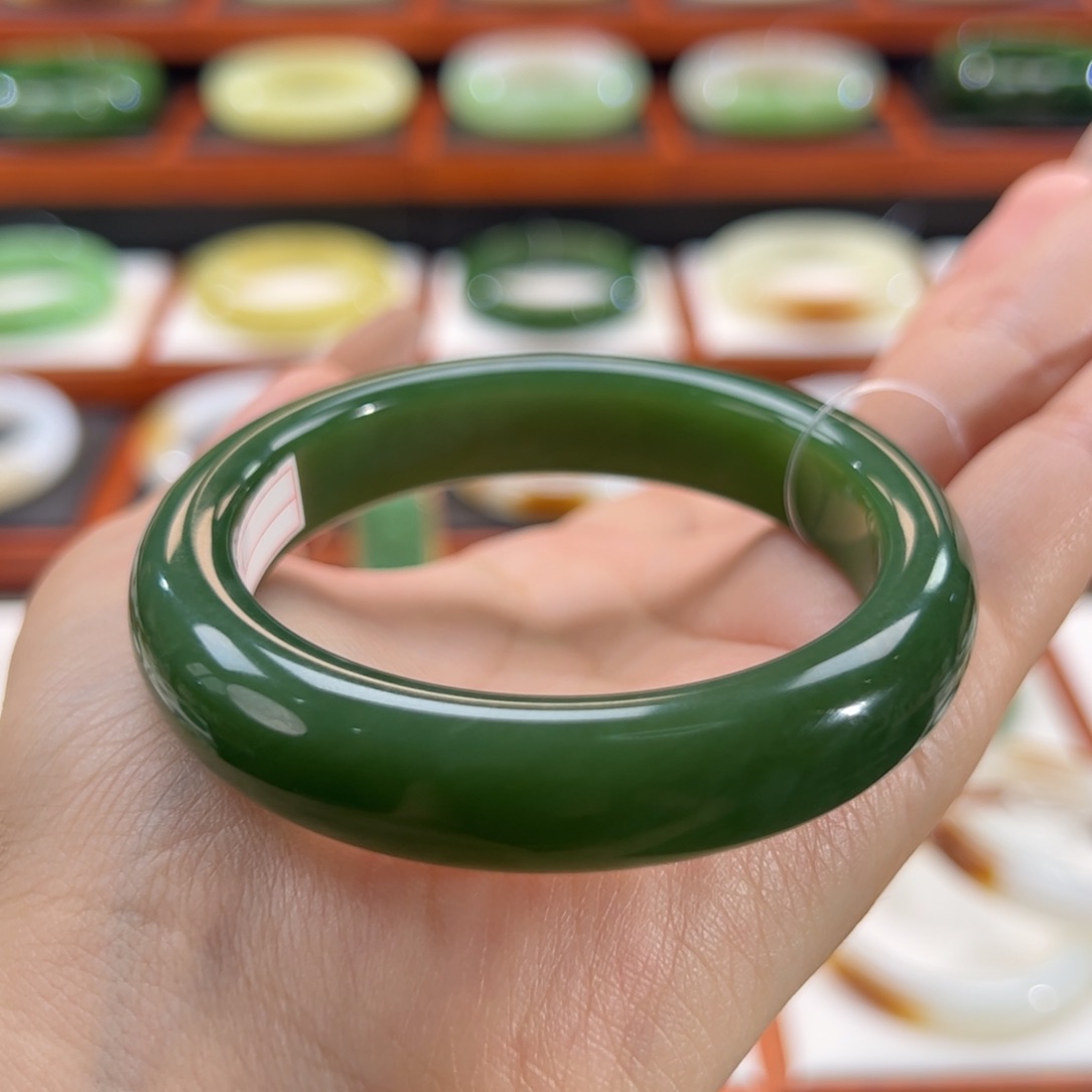 和田玉（碧玉）手镯未镶嵌满绿满肉