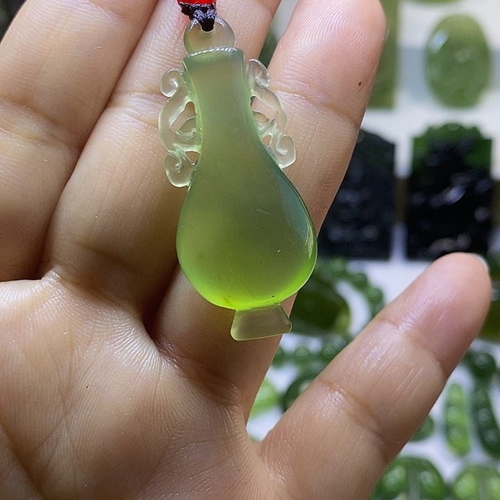 蛇纹石玉颈饰未镶嵌