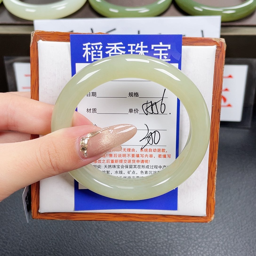 和田玉手镯未镶嵌