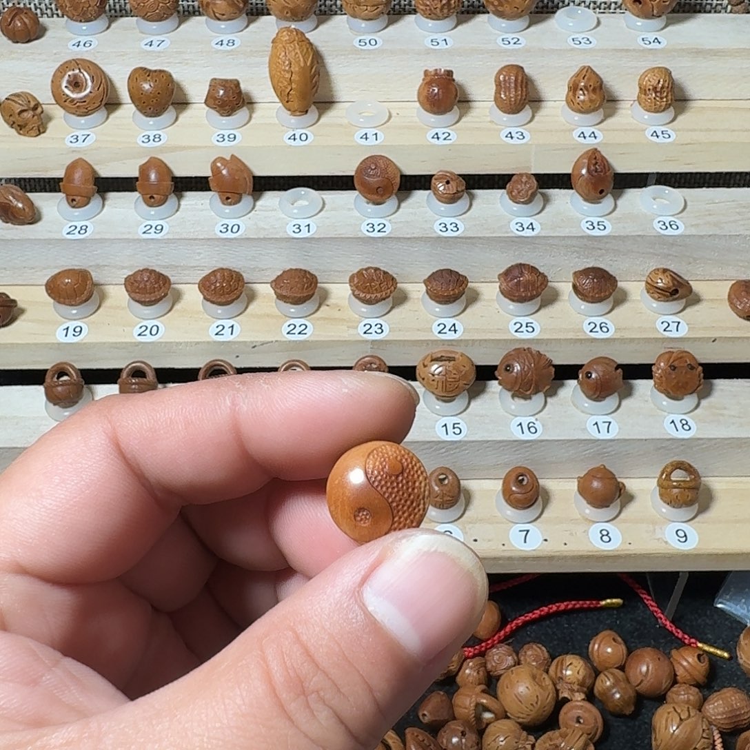 姜***～桃核吊坠太极核雕