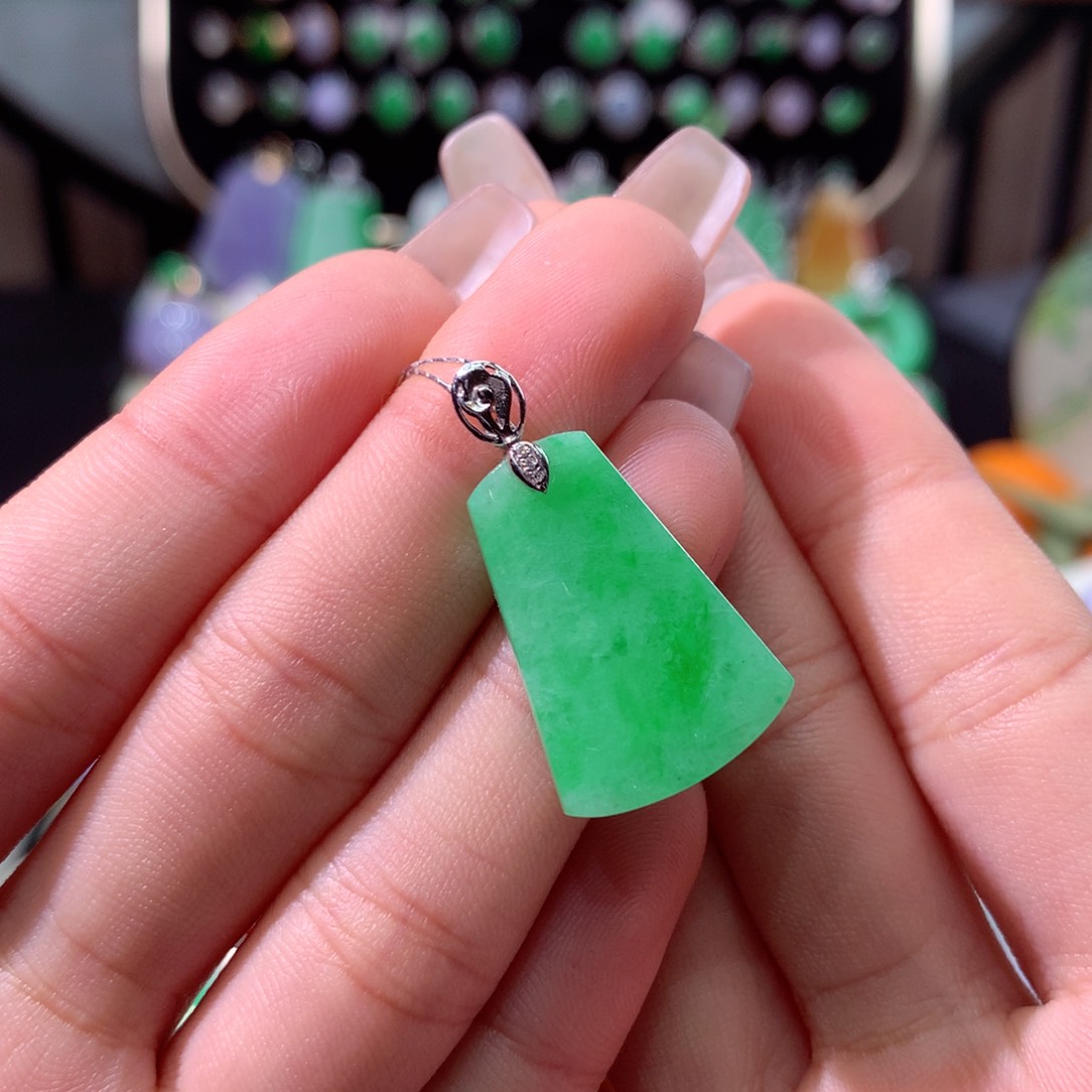 翡翠颈饰18K金镶嵌翡翠