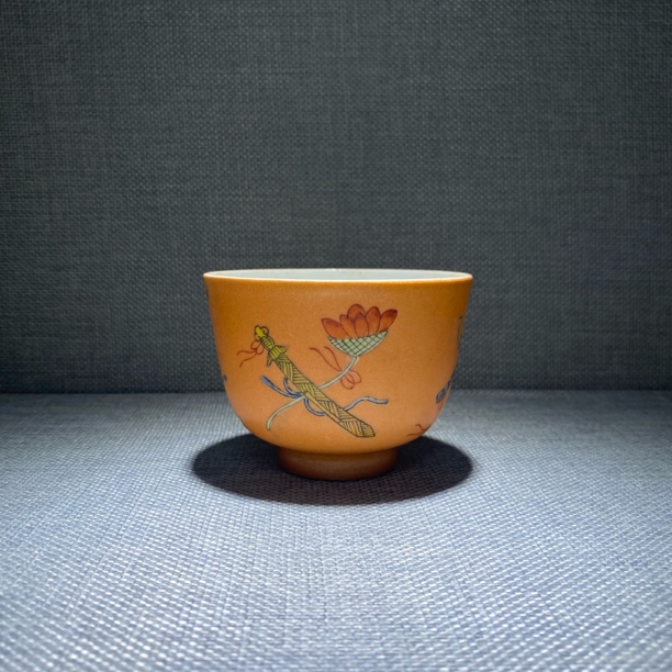 珊瑚釉粉彩主人杯茶碗