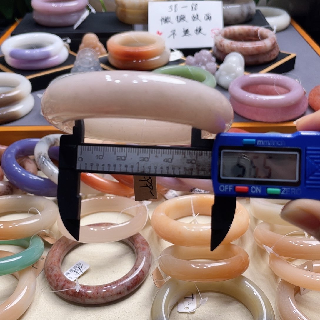 未镶嵌手镯石英岩玉