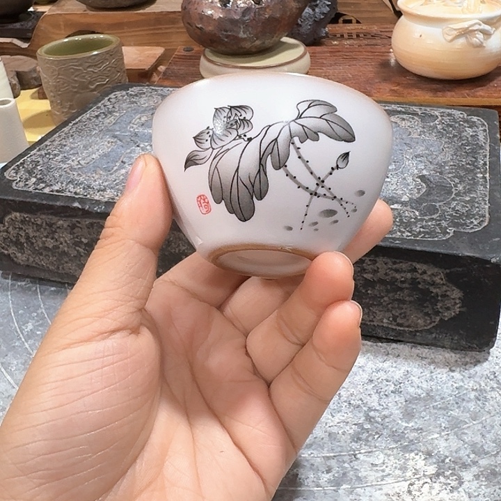 主人杯一个，瓷。。品茗瓷