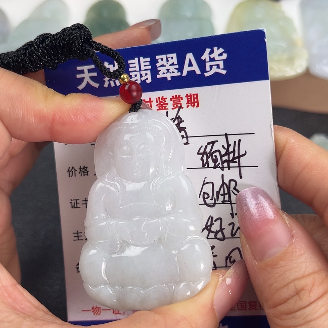 翡翠未镶嵌颈饰     