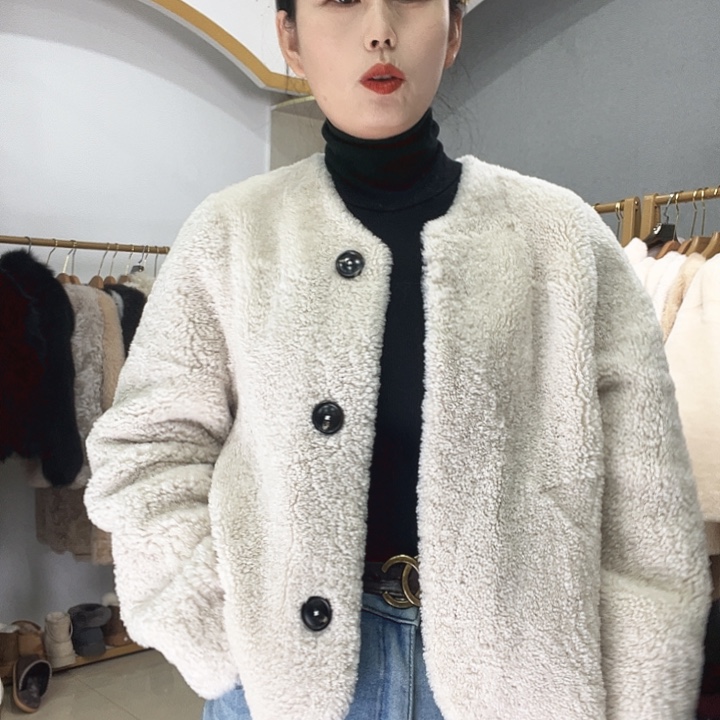 白色衣服的圆领百搭