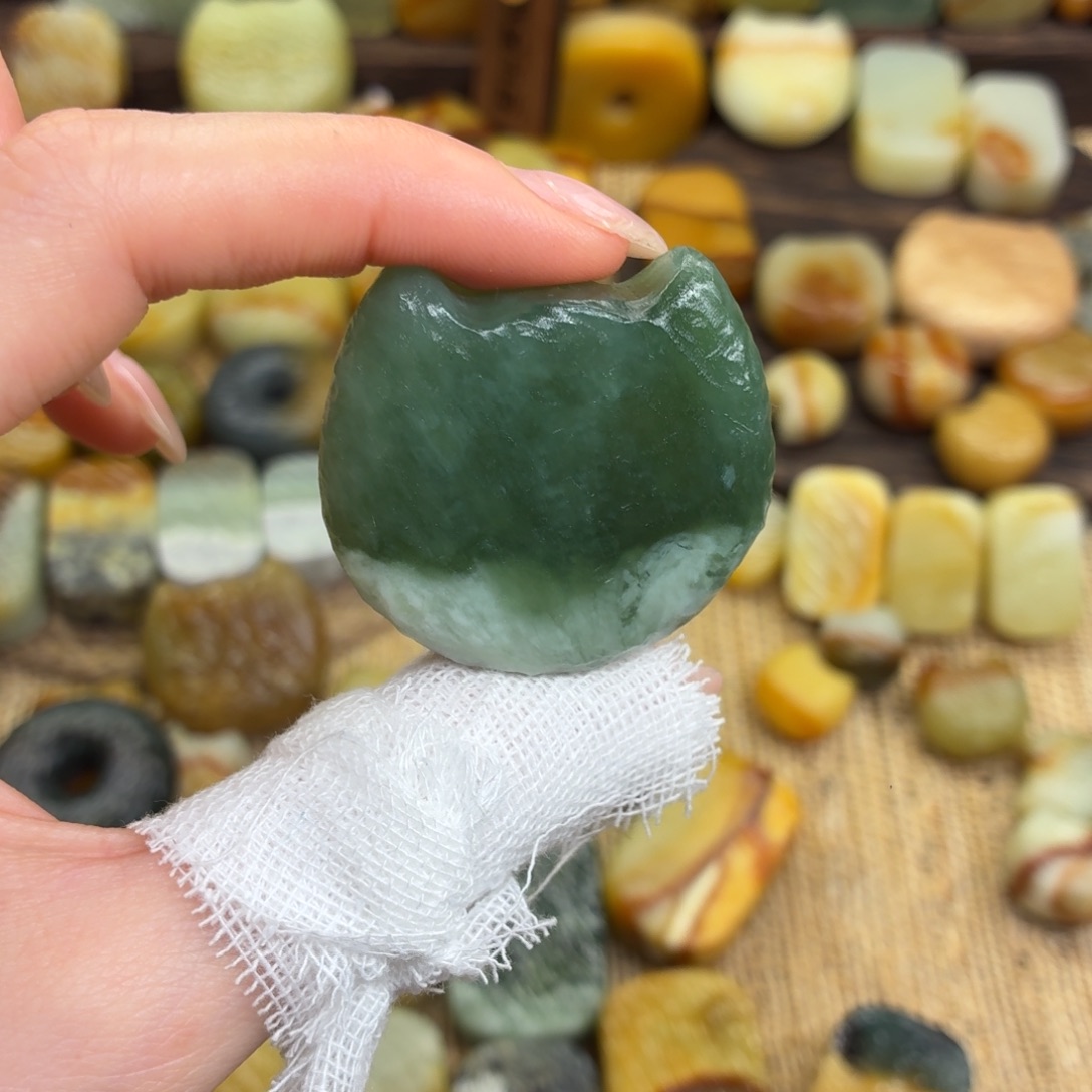 R***冲蛇纹石玉未镶嵌颈饰