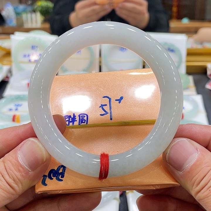 翡翠手镯未镶嵌?***卜翡翠