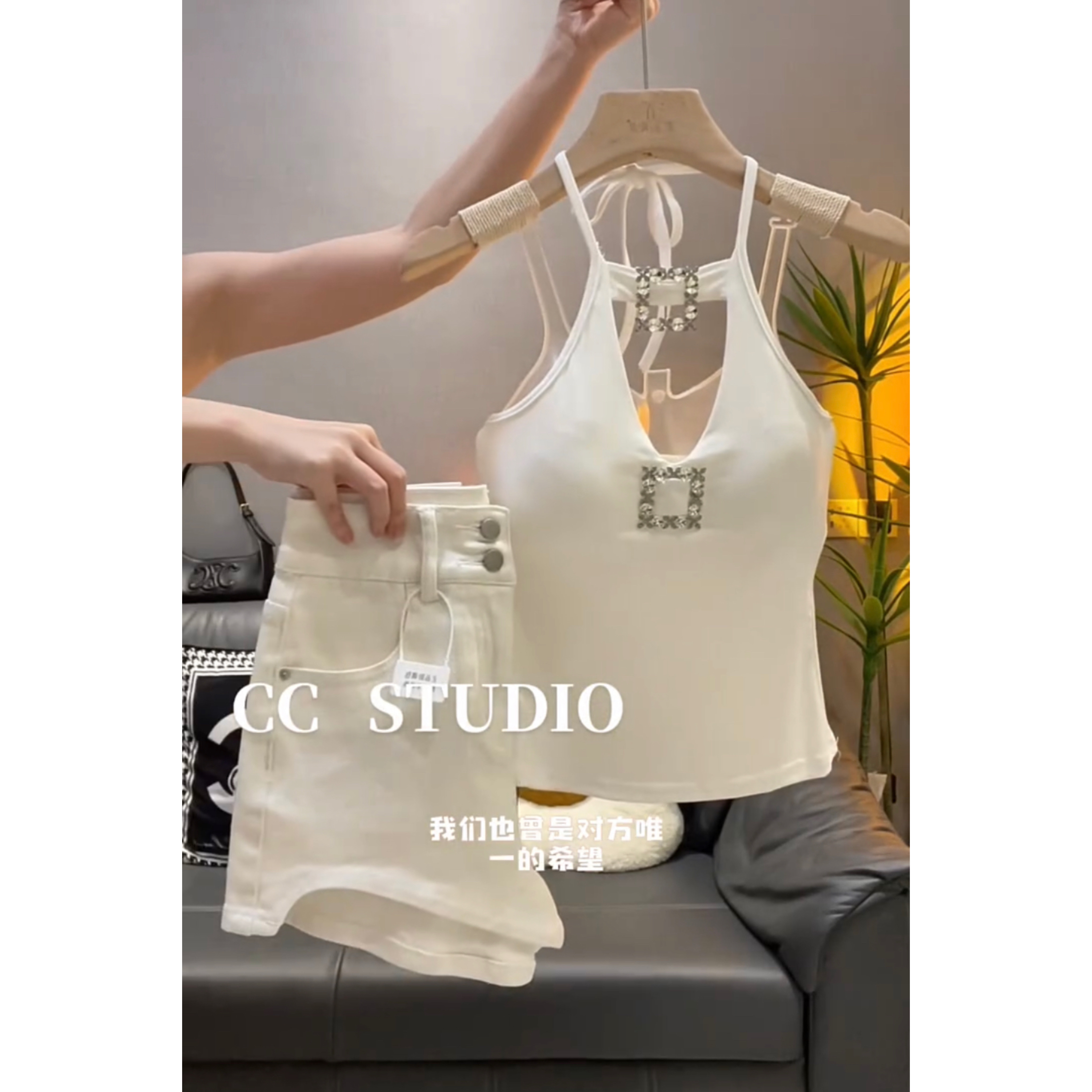 韩系纯欲镶钻挂脖吊带背心女2025夏季新款性感辣妹带胸垫外穿上衣