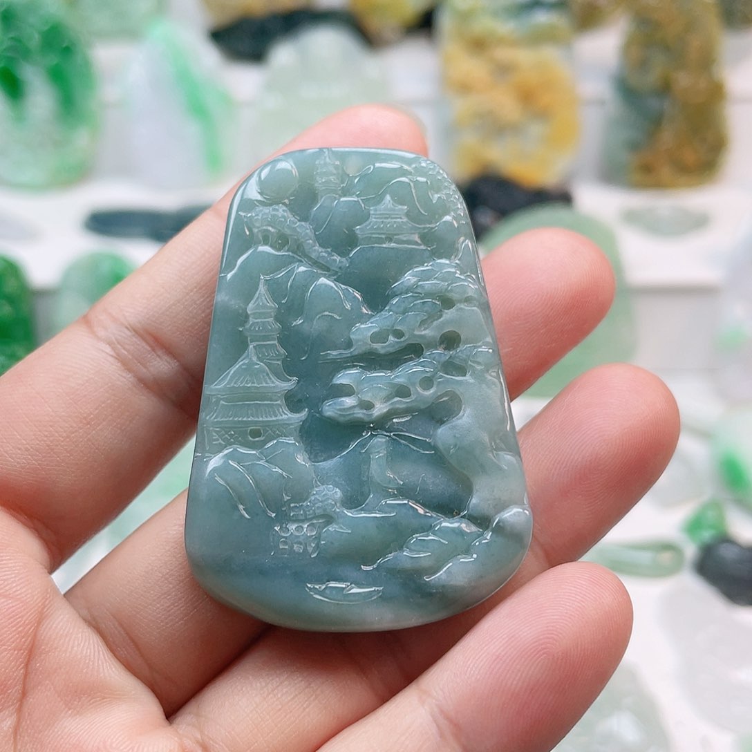 翡翠颈饰未镶嵌山水