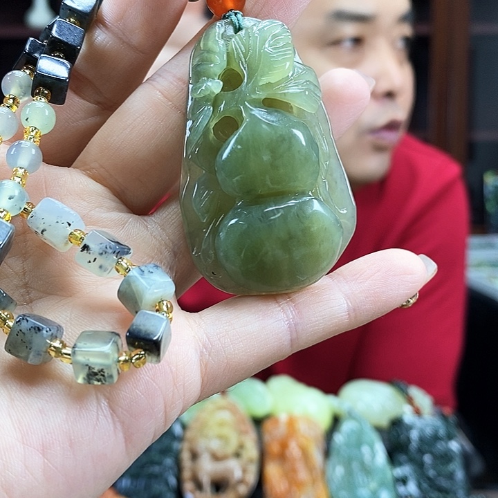 蛇纹石玉吊坠未镶嵌