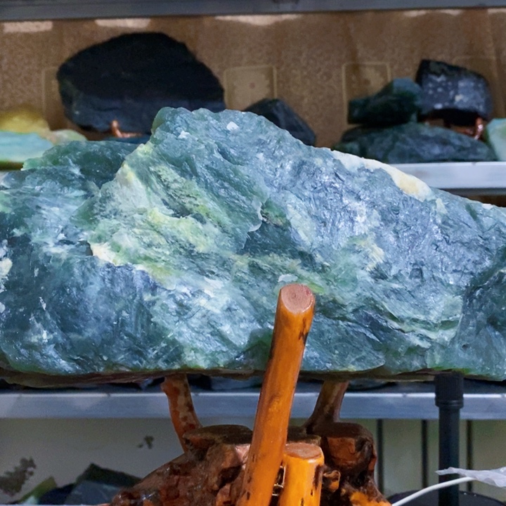 蛇纹石玉未镶嵌原石鱼***?