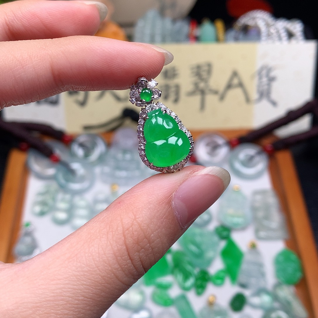 翡翠裸石18K金镶嵌缅甸天然A货翡翠阳绿葫芦