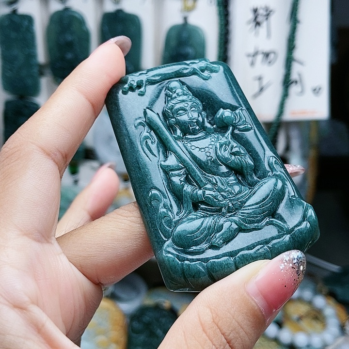 颈饰足铂镶嵌翡翠翡翠
