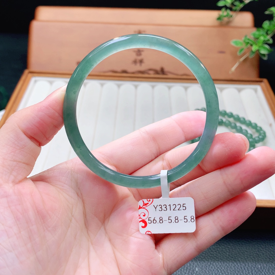 翡翠手镯（圆镯）未镶嵌