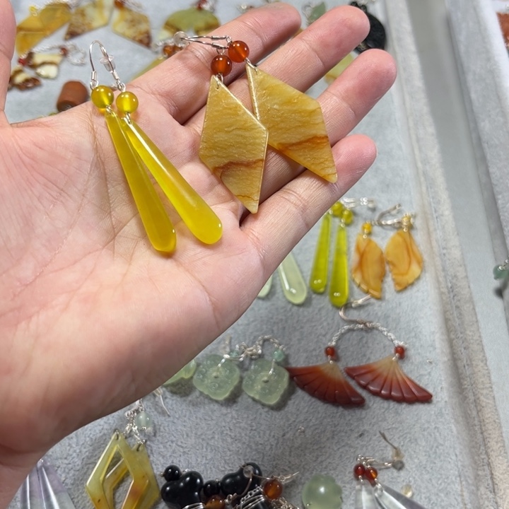 蛇纹石玉合金耳饰