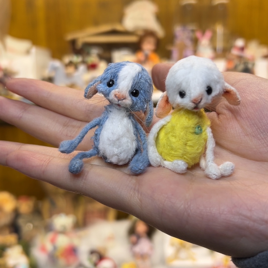 毛绒软骨病艺术家小羊和兔子