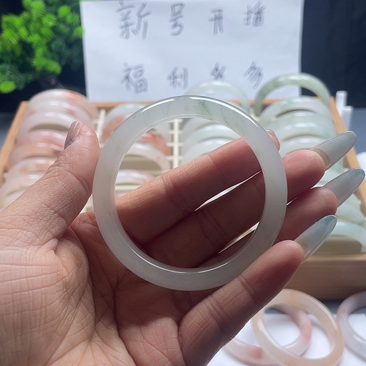 未镶嵌手镯石英质玉（天山翠）53.4