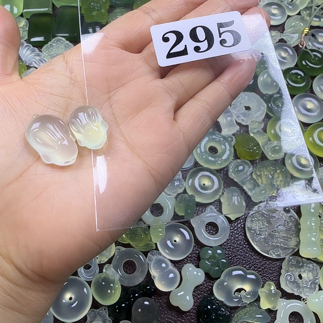 利***鲁蛇纹石玉未镶嵌岫玉吊坠