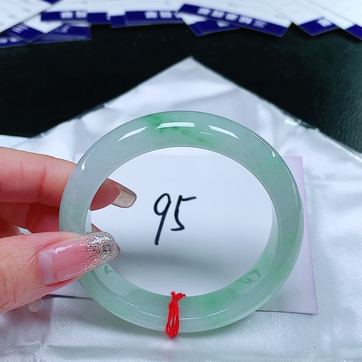 翡翠手镯未镶嵌翡翠手镯未镶嵌