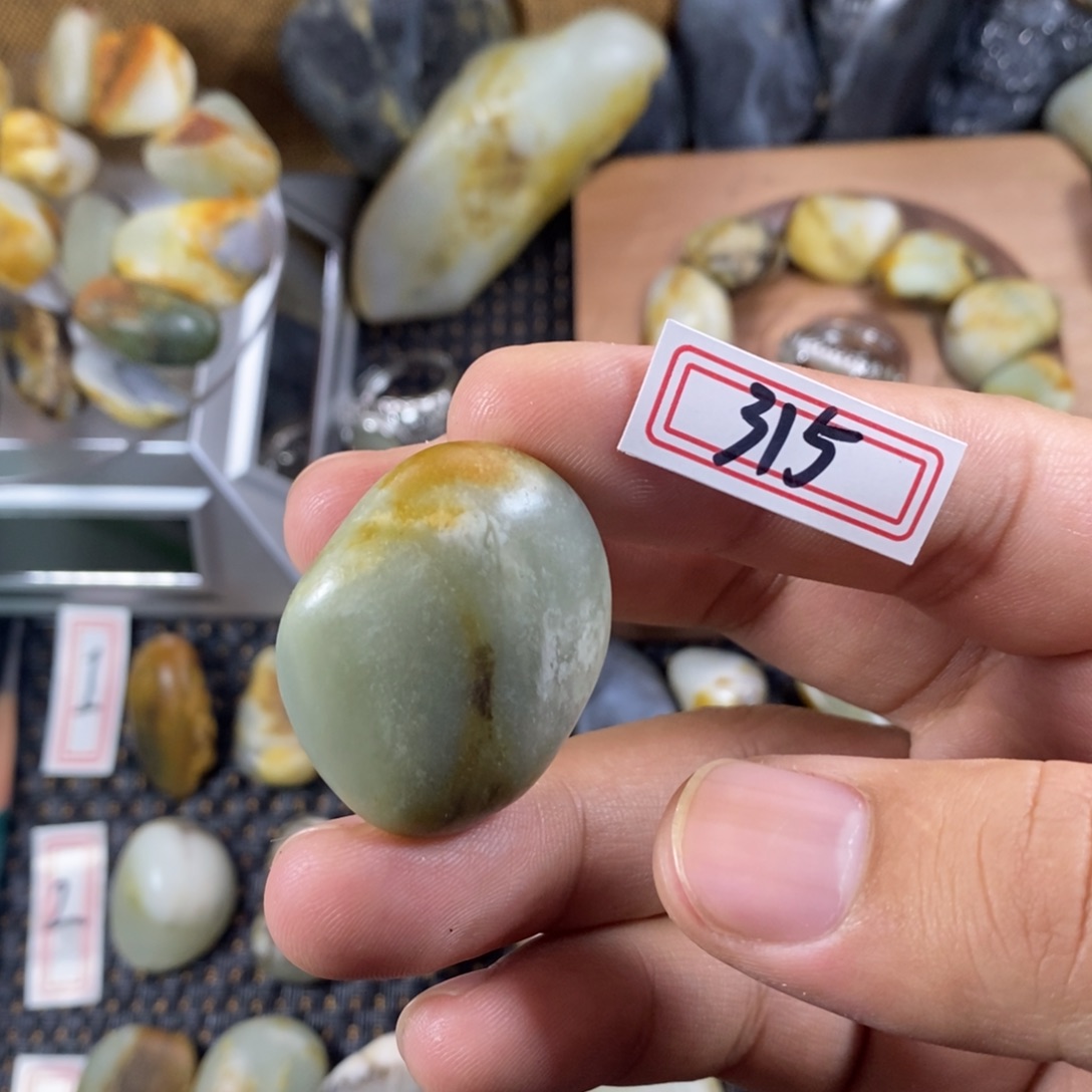 和田玉（糖玉）未镶嵌挂件